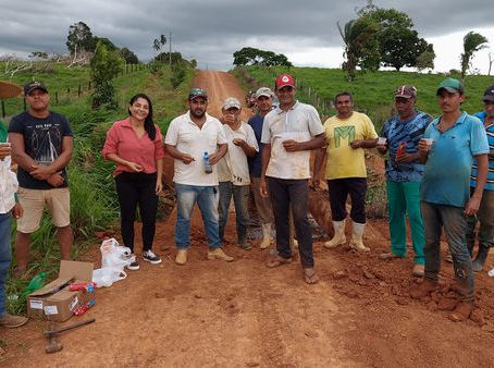 Vereador Elvys Lenon participa do serviço de manutenção de ponte no ramal Santa Maria no km 70