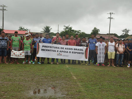 Prefeito entrega troféus e premiações para campeões da Copa de Futebol Indígena