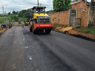 Prefeitura de Sena intensifica asfaltamento na Rua Canário; moradores relatam importância da obra