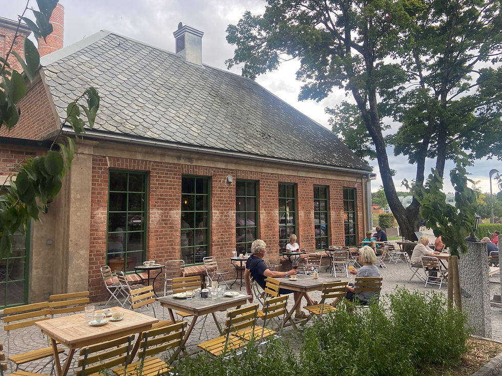 Havfuglen café og bar finner du i det gamle administrasjonsbygget fra 1925.