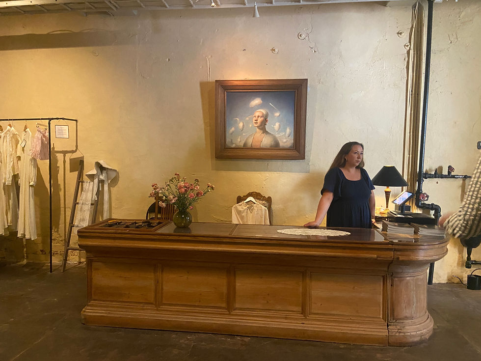 I resepsjonen kan du få kjøpt kunstplakater, kjortler og kjoler a la kunstneren, fotografier og kunstbøker.