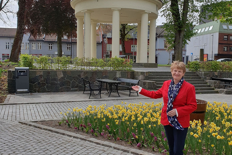 Inger Bjar-Kessler er leder for TønsbergGuidene og vil ta oss med på en spennende vandring på Vallø.