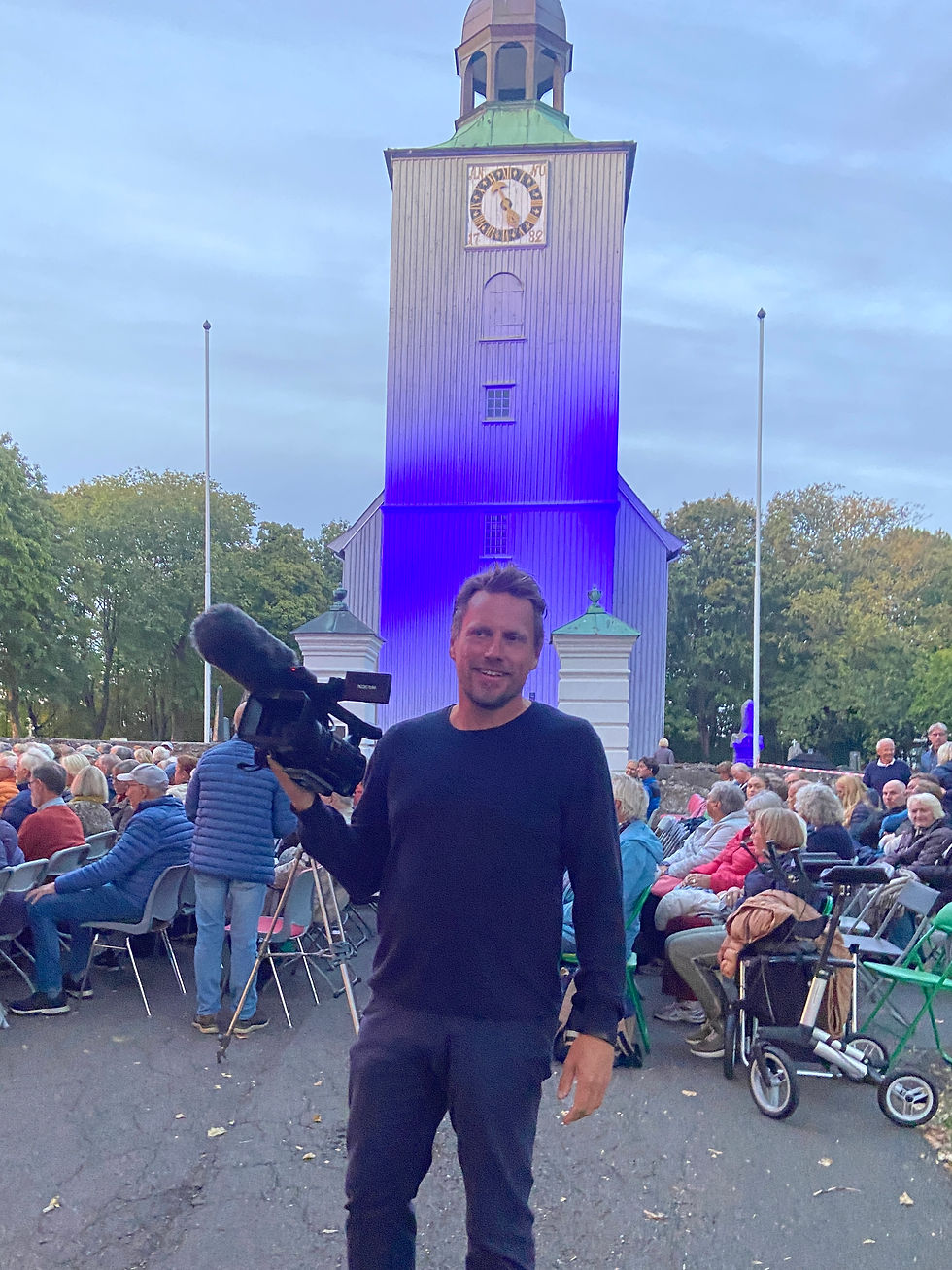 Filmskaper Erik Jacobsens foran Vallø kirke, like før visningen av filmen om Valløs industrihistorie.