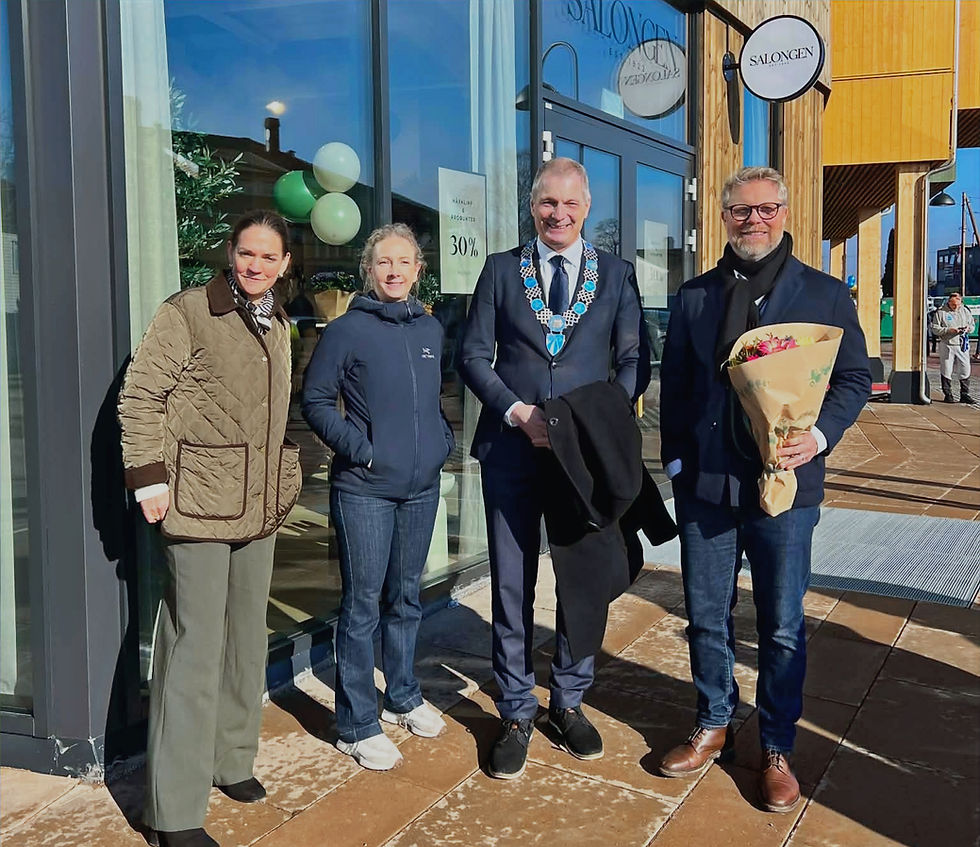 Næringssjef Charlotte Svensen og ordfører Frank Pedersen i Tønsberg kommune, sammen med markedskoordinator Heriette Throndsen og adm. dir. Pål Egeland i Folksom.