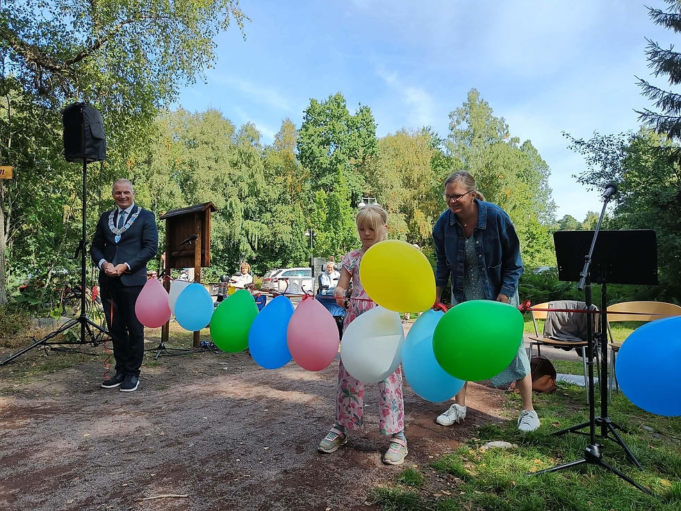 Sigrid klippet snoren, mens ordfører Frank Pedersen holdt ballongsnoren. Trosopplærer Camilla Døvik Vestøl sørget for at alt gikk riktig for seg. Foto: Kari Stornes