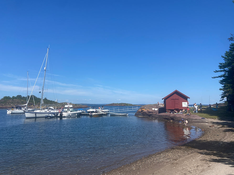 Det røde uthuset på Mellom Bolærne gir skygge i varmen og ly for vinden.