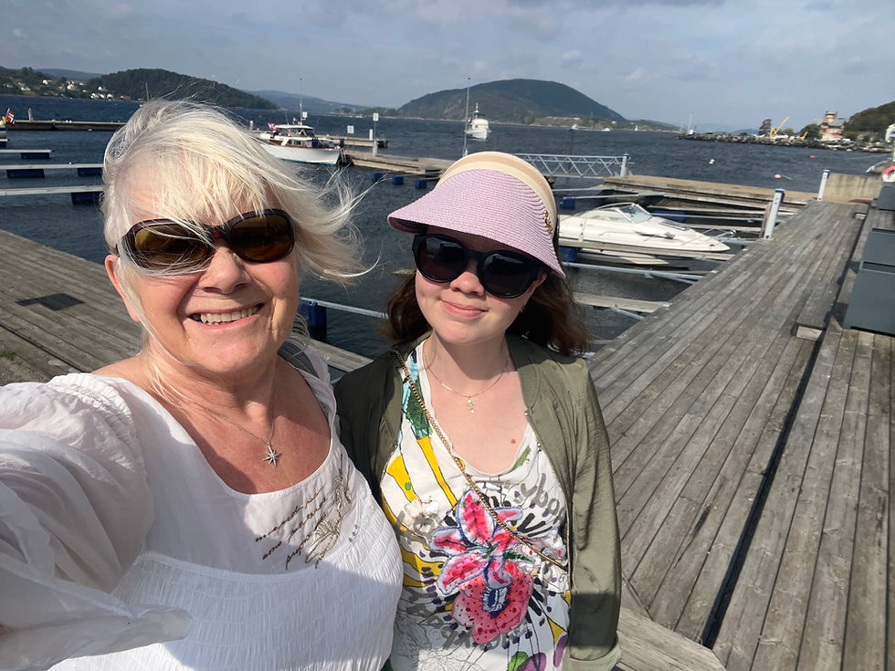 Ida Simonsen og datteren Angelica elsker å gå morgenturer og kameraet (mobilen) er alltid med.