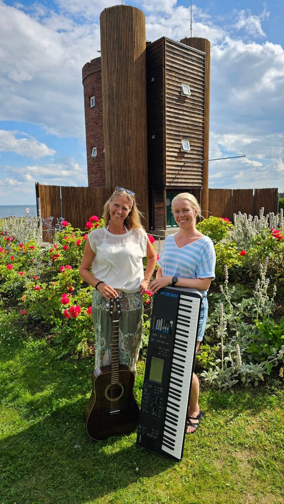 Hilde Hogsnes på gitar og Emilie Vigerust Søvde på piano, synger og spiller på Furustrand Camping.