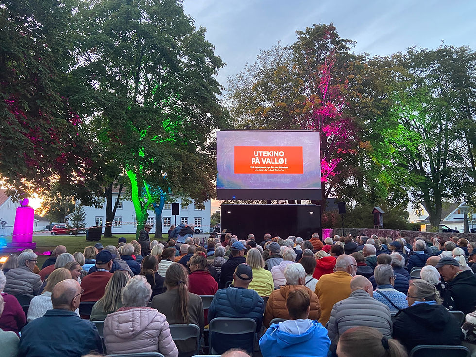Rundt 300 publikummere hadde funnet veien til Utekino på Vallø.