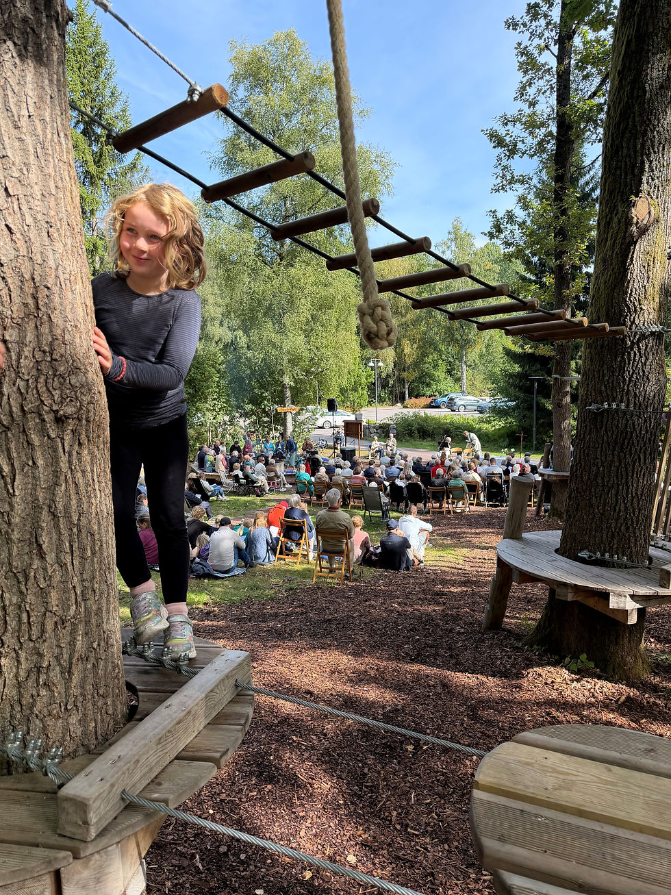 Jenny Stornes testet ut den nye lekeparken ved Søndre Slagen kirke. Foto: Kari StornesSøndag 23. august var det endelig klart for offisiell åpning av den nye Kirkeskogen lekeplass og Petersplassen nedenfor Søndre Slagen kirke.
