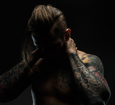 L'uomo con i tatuaggi