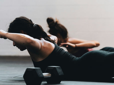 Zwei Frauen beim Krafttraining mit Kurzhanteln – Krafttraining für Frauen und Muskelaufbau