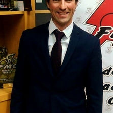 Saluda del presidente de la Federación Madrileña de ciclismo