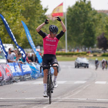 Unai Aznar (Equipo Lizarte) levanta los brazos en el circuito de Paracuellos de Jarama
