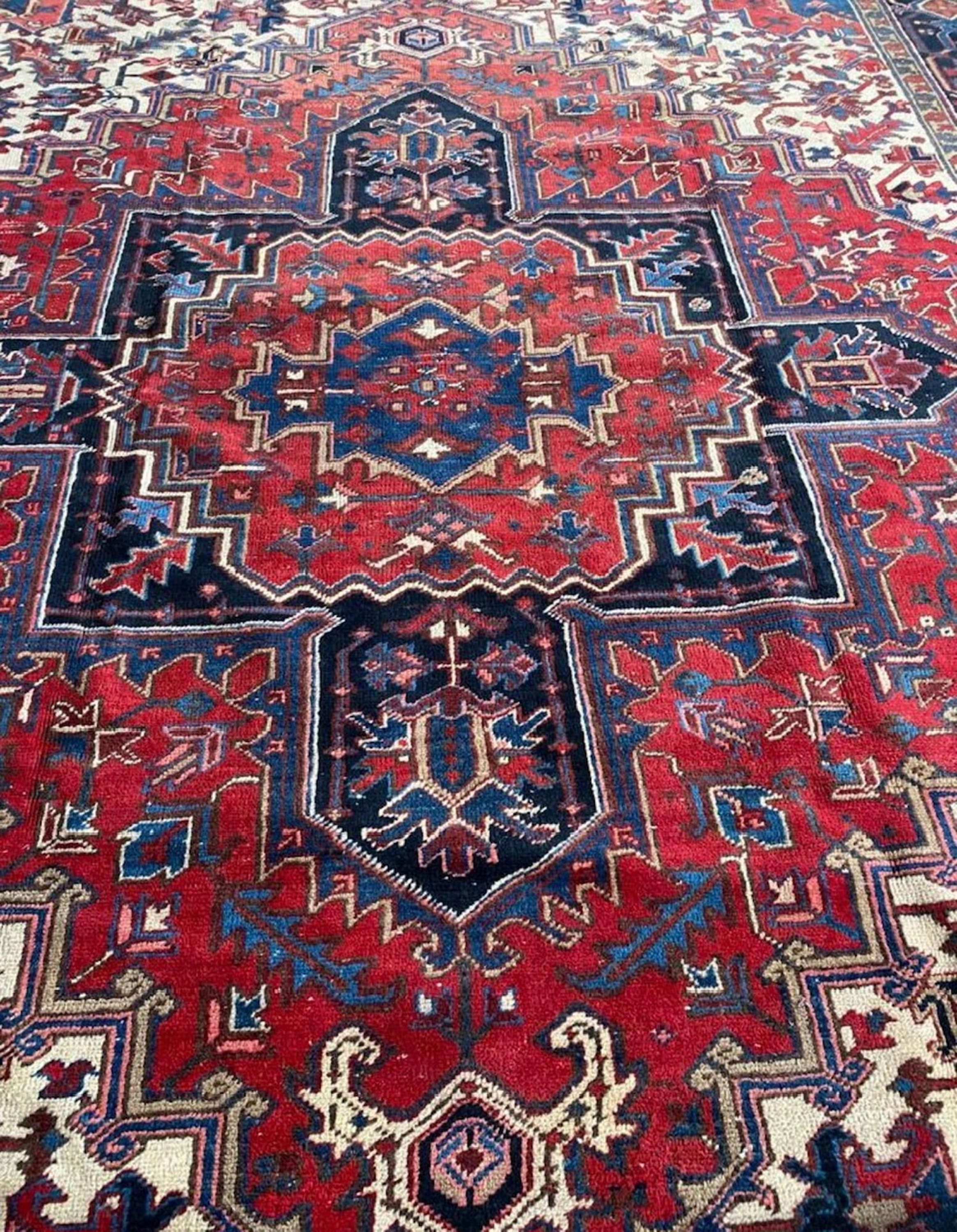 A Good Sized Heriz Rug 338 X 268 Cm