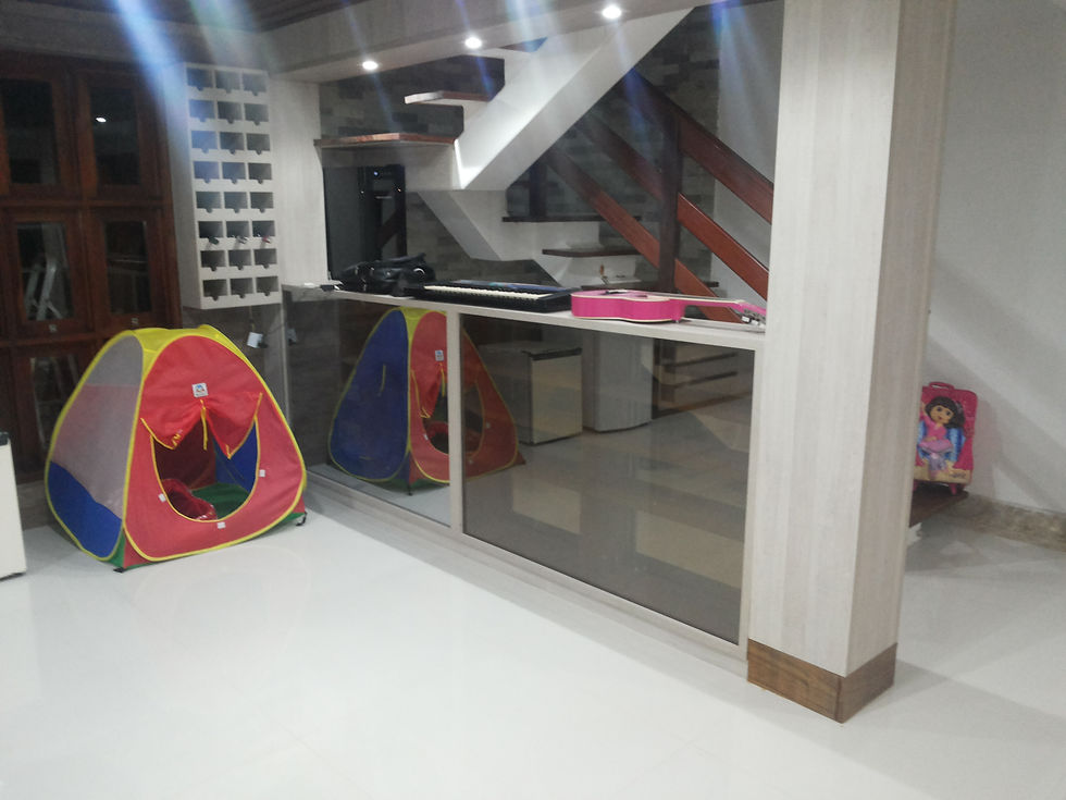 Bar em MDF com vidro reflecta bronze