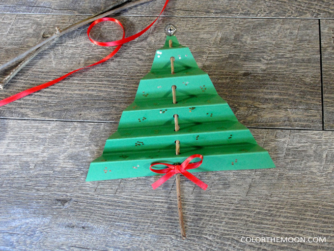 This folded paper tree is SO EASY to make! What a great Christmas craft for kids!