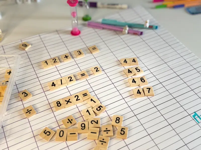 Miniature : Nombres et symboles mathématiques en bois à manipuler
