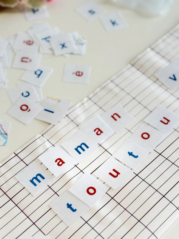 Apprendre à Ecrire : 48 étiquettes Mobiles Script