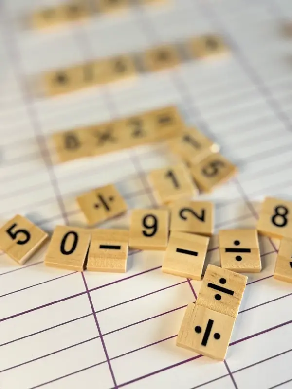Miniature : Nombres et symboles mathématiques en bois à manipuler