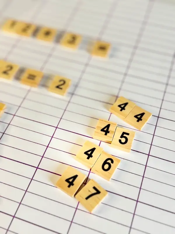 Miniature : Nombres et symboles mathématiques en bois à manipuler