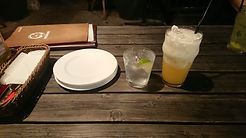 皿と飲み物の食卓