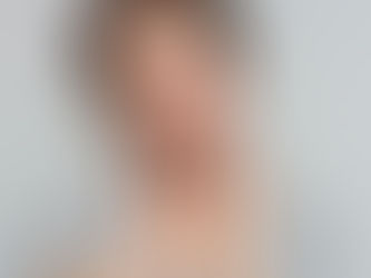 Frau mit Hautreizungen am Hals als Symbol für chronischen Juckreiz (Pruritus)