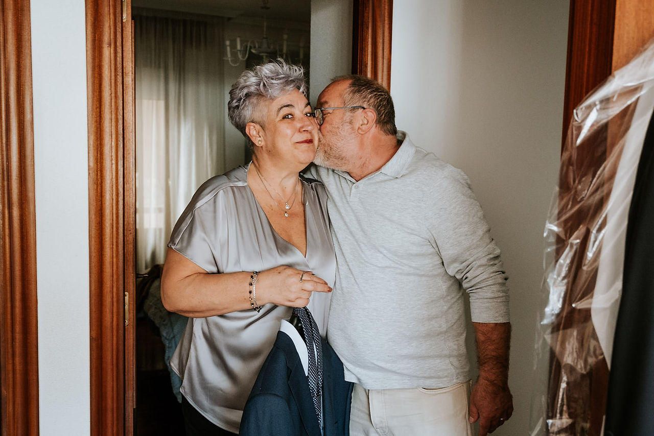 pareja de mediana edad dándose un beso 