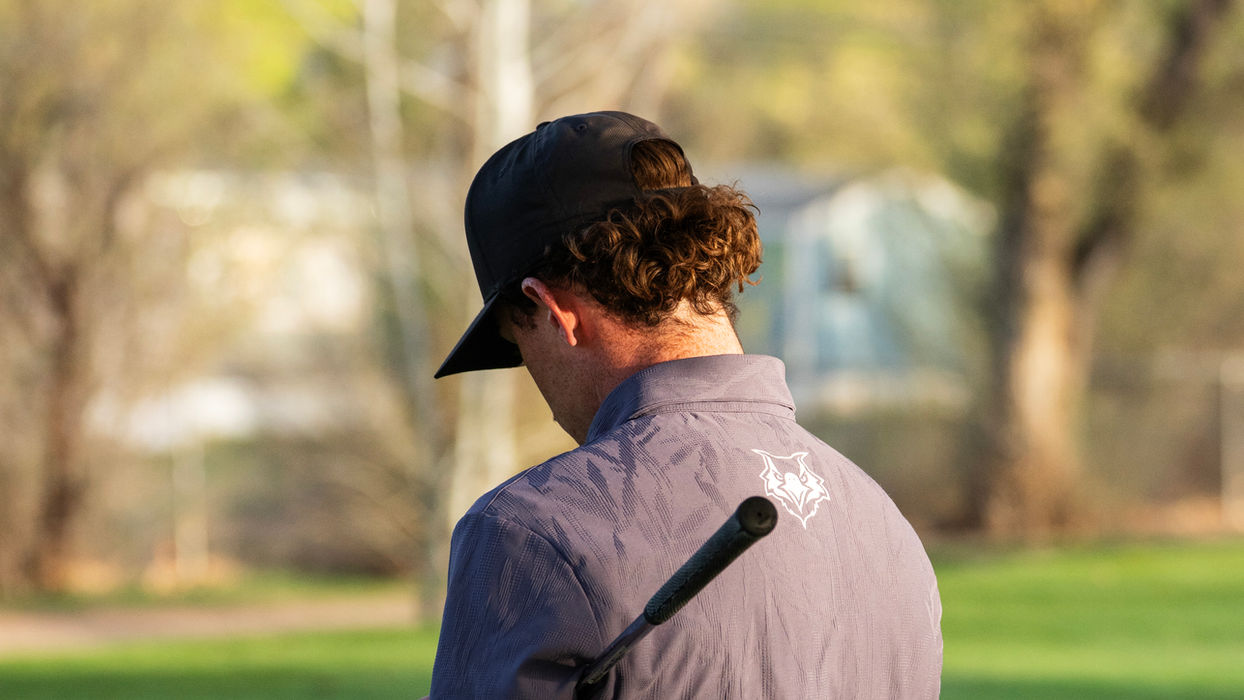 golfer recording strokes