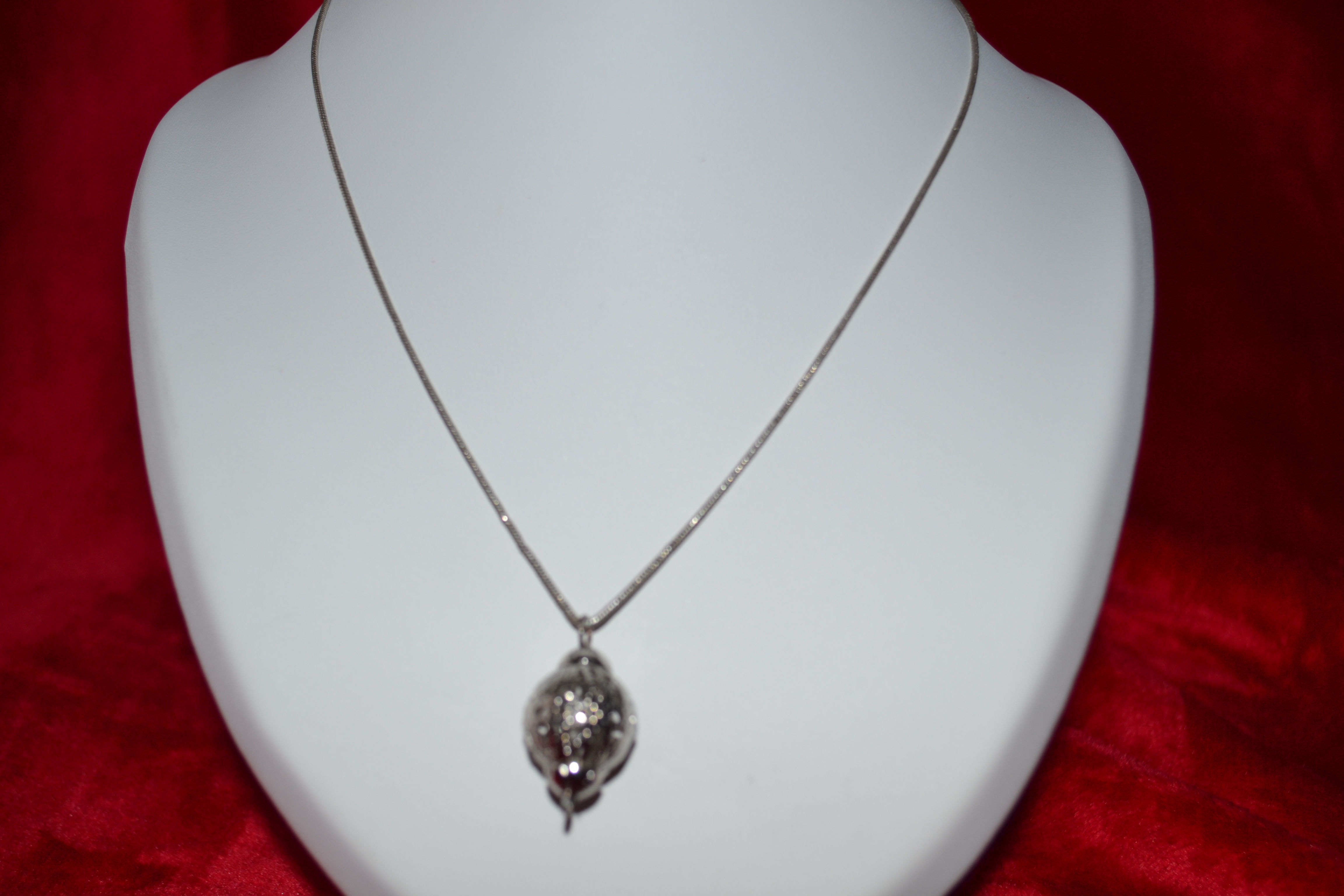 Collar con colgante péndulo