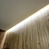 Drewniane panele ścienne (płytki drewnopodobne) z ukrytym oświetleniem LED, nowoczesne wykończenie sufitu.