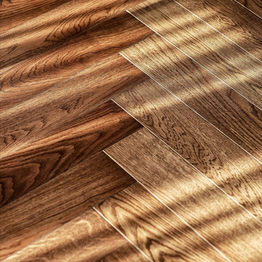 rewnopodobne panele podłogowe ułożone w jodełkę węgierską (Chevron) lub francuską (rybia ość), naturalne odcienie brązu.