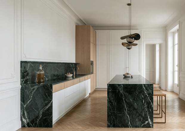 Luksusowe wykończenie kuchni w stylu paryskim: blaty z zielonego marmuru, biała sztukateria i jasna jodełka – firma remontowa premium Katowice