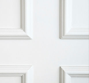 Precyzyjne łączenie czterech narożników sztukaterii ściennej – perfekcyjne docinanie profili dekoracyjnych.