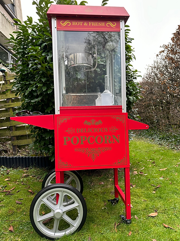 Rote Popcornmaschine mit Wagen