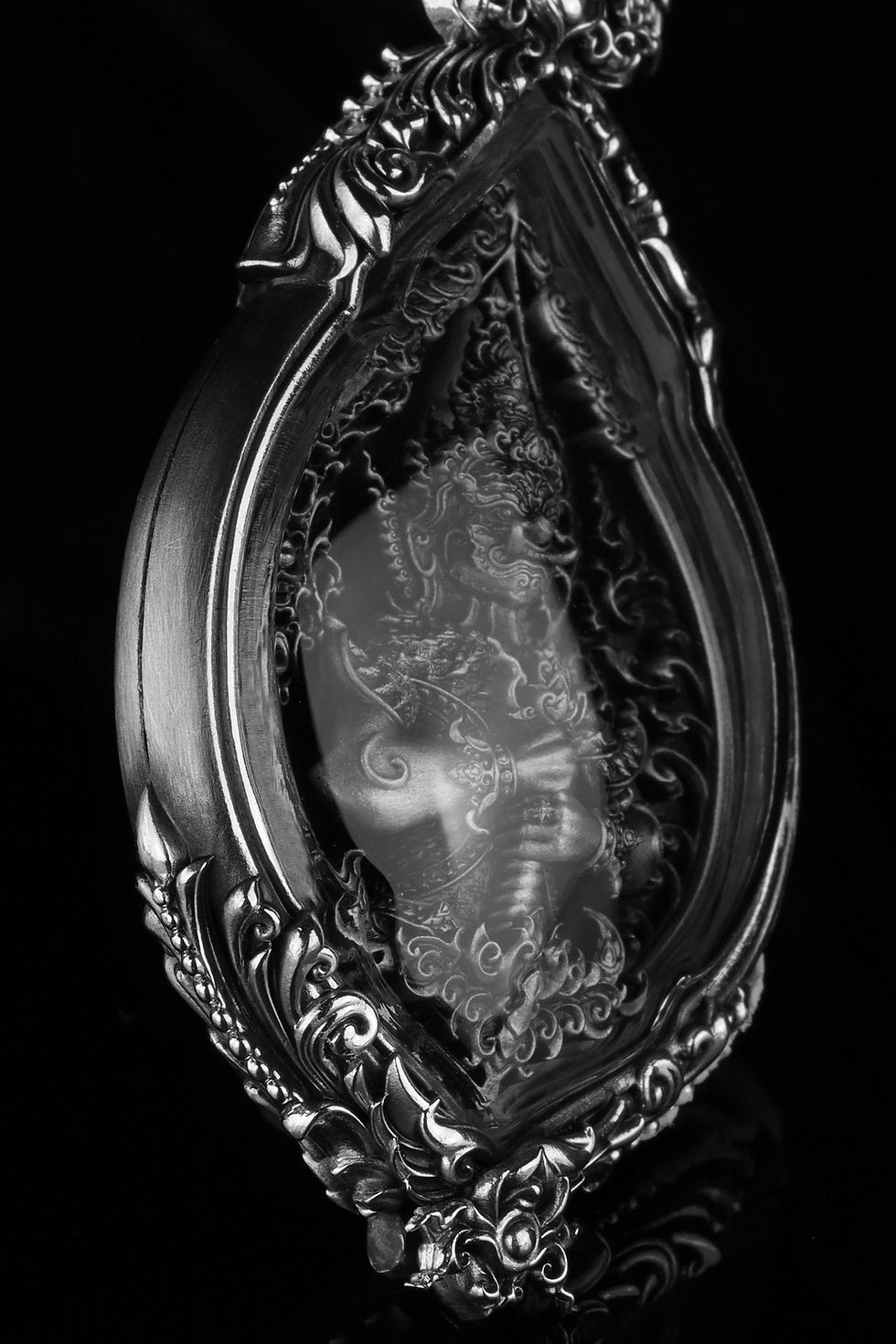 Thumbnail: กรอบเหรียญท้าวเวสสุวรรณ เนื้อเงินรมซาติน 92.5