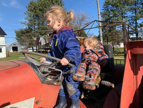 jeunes enfants sur un tracteur