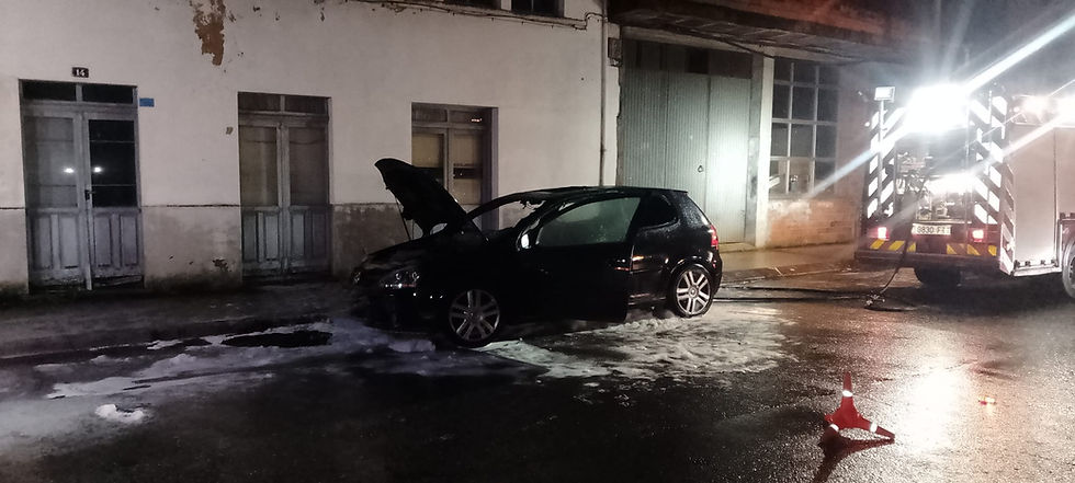 Prende lume nun coche na localidade de Monterroso