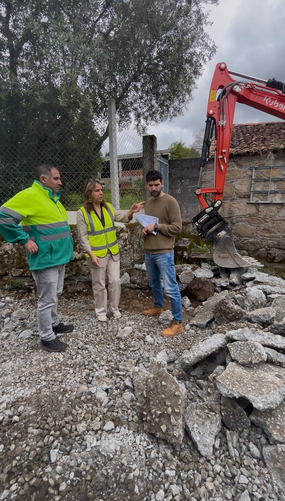 Comezan en Chapa, Silleda, as obras de mellora do camiño de acceso á igrexa