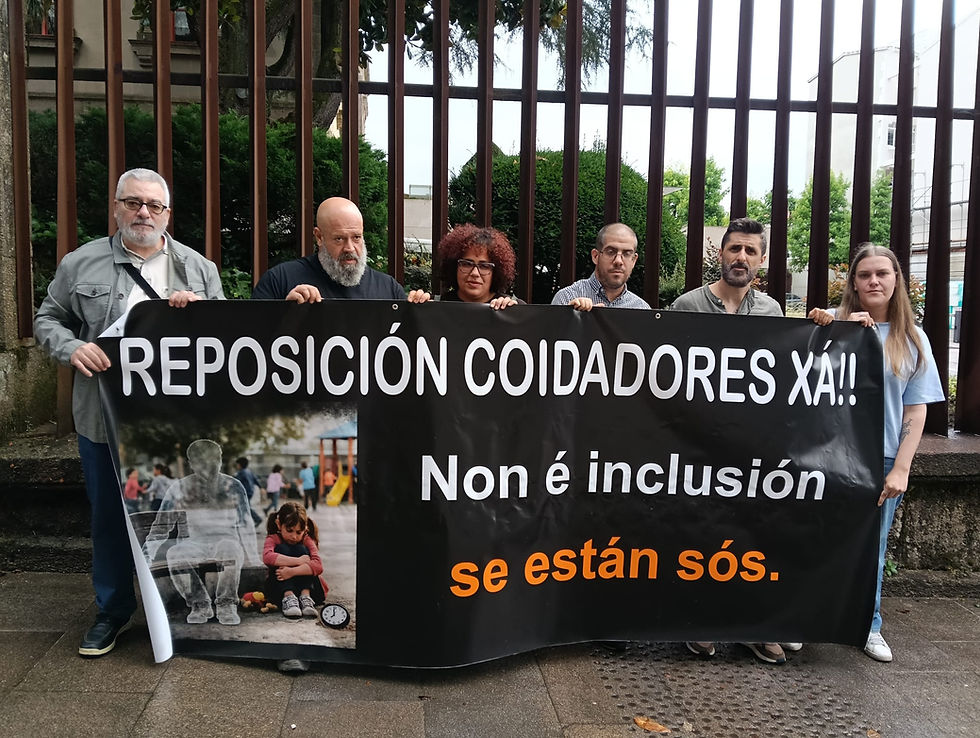 As familias afectadas pola falta de coidadores en Lalín asisten ao debate parlamentario 