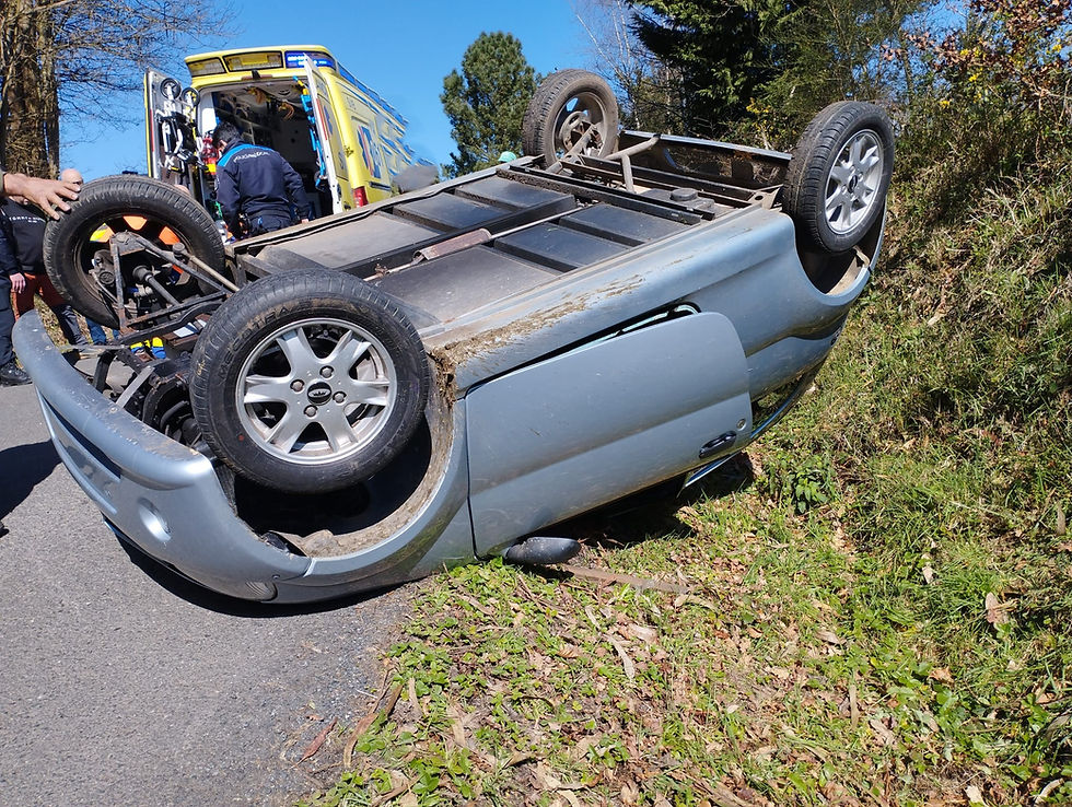 Unha persoa ferida tras envorcar co seu coche na parroquia melidense de Maceda