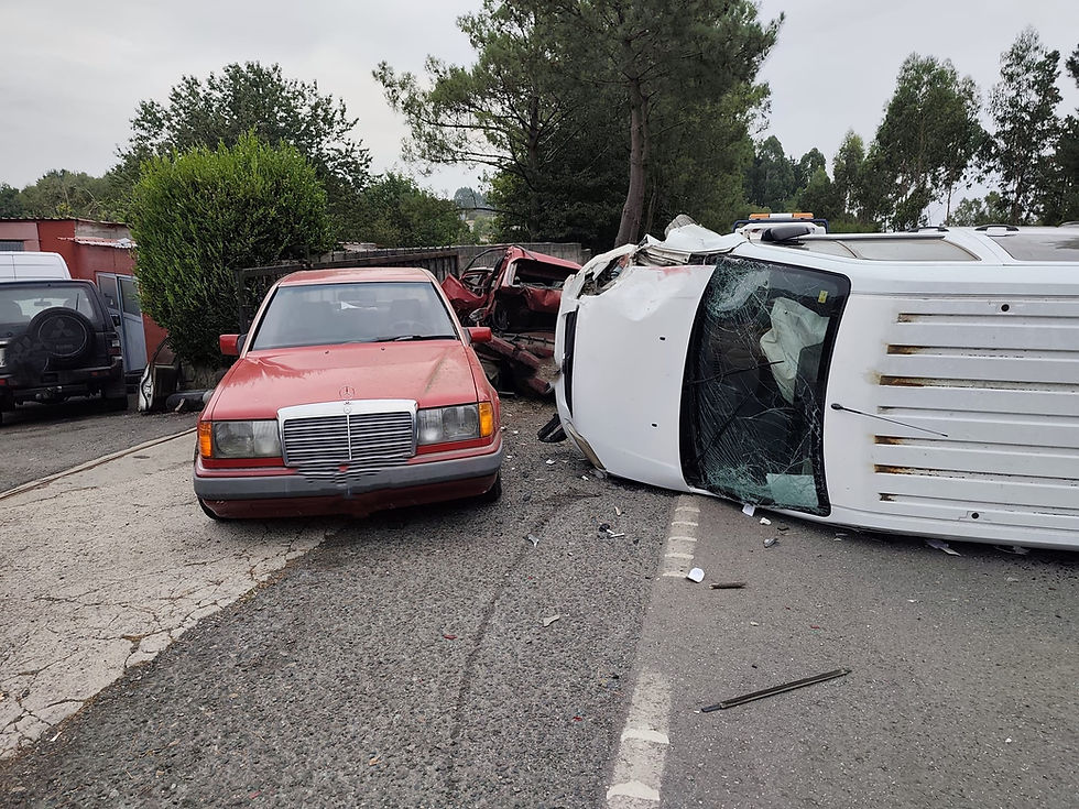 Un coche choca contra outros dous aparcados na Goleta, en Lalín