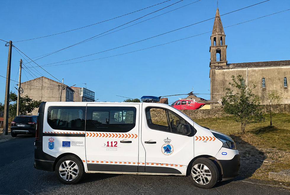 O coche de Protección Civil e ao fondo xunto a igrexa o helicóptero. Autor: Ecos da Comarca.