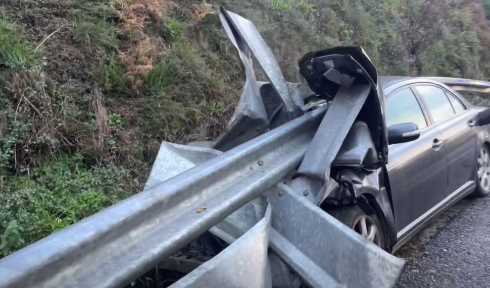 Unha nai e os seus dous fillos tiveron que ser trasladados tras un accidente