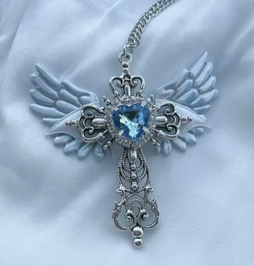 Огърлица - Кристален Кръст С Крила €12,78