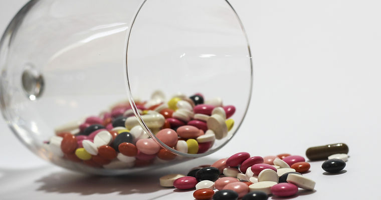 verre de médicaments renversé