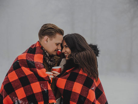 Varázslatos téli erdei jegyesfotózás