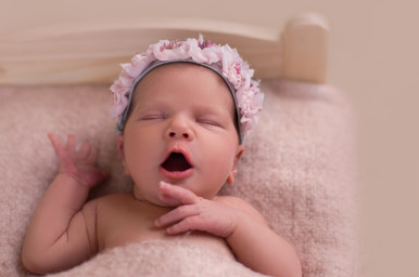 Kisbaba fotózás virágos fejpánt Budapest