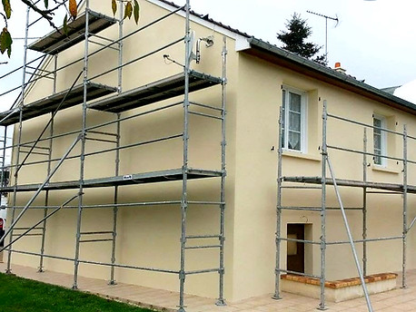 Rénovation de façade d'une maison avec échafaudage sécurisé