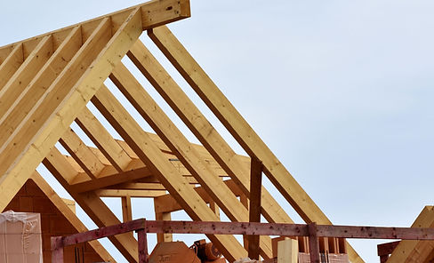 Charpente en bois en cours de construction sur une maison, travaux de structure réalisés par un charpentier pour une toiture solide et durable à Poissy